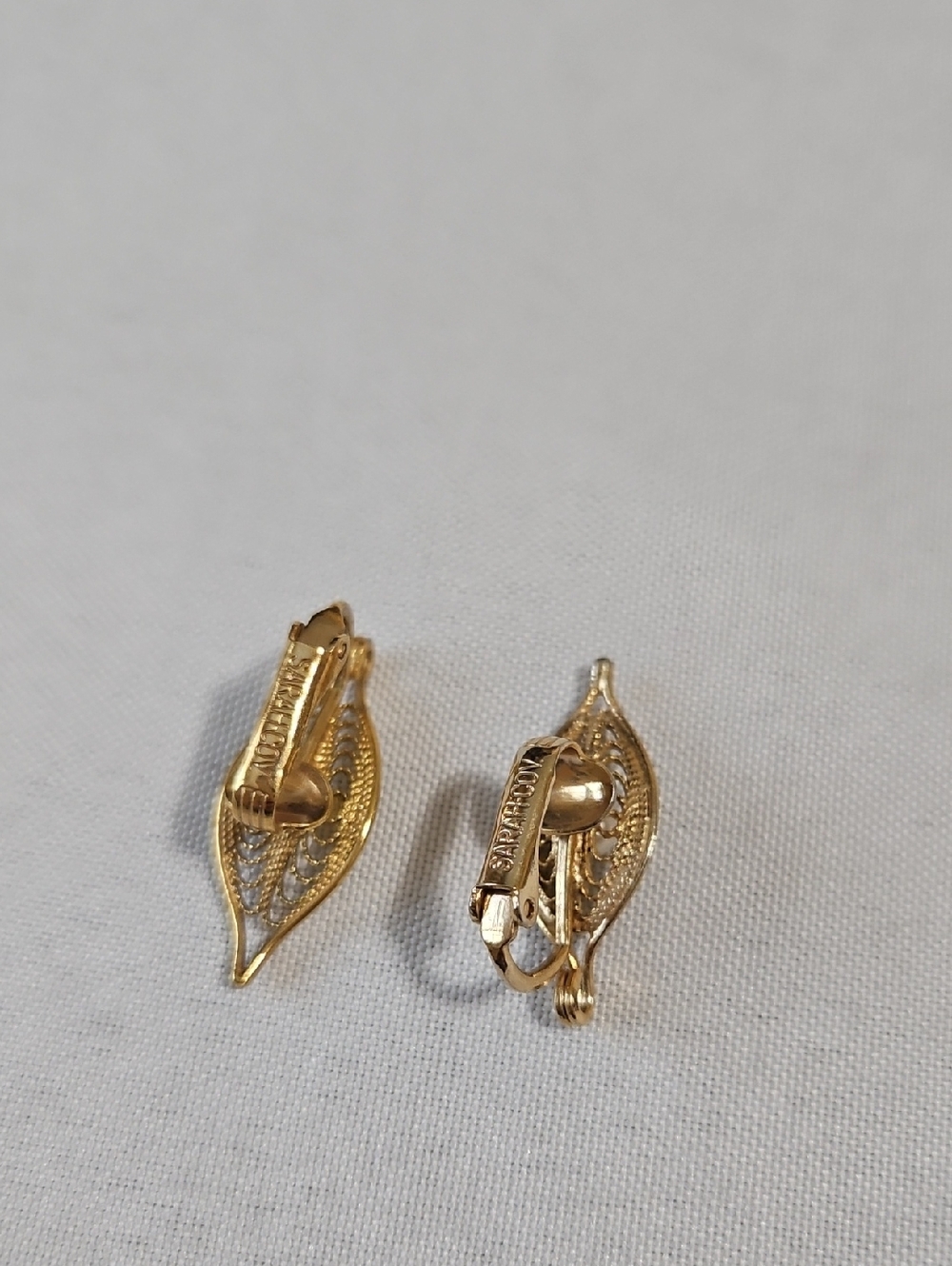 Vintage 1960s Sarah Coventry gold leaf Filigree Faux Pearl Clip-on Earrings - Picture 3 of 3